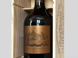 une bouteille de vin rouge dans un coffret en bois