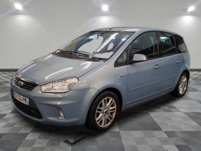 la photo d'une petite voiture bleue garée dans un garage