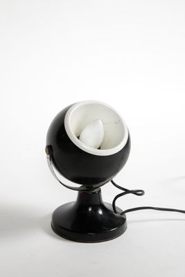 une image représentant une lampe en noir et blanc sur fond blanc