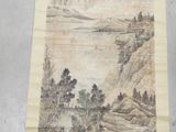rouleau chinois sur lequel est représenté un paysage de montagne