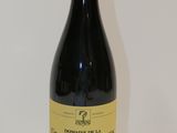 une bouteille de vin posée sur une table