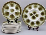 deux assiettes sont empilées l'une sur l'autre sur une table