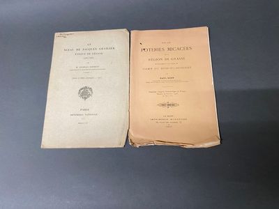 deux livres posés l'un à côté de l'autre sur une table