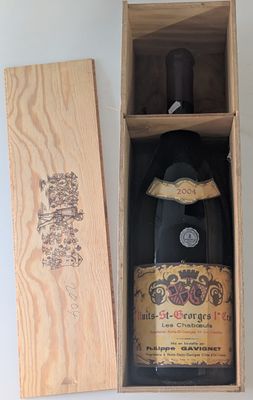 une bouteille de vin dans un coffret en bois sur une table