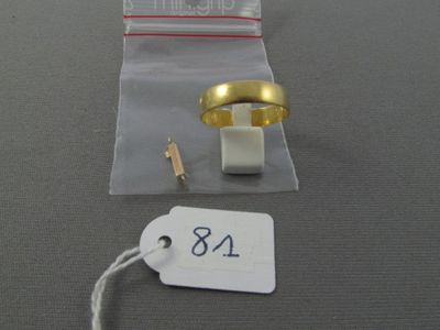 une photo d'une paire de bagues et d'une étiquette de prix posées sur une table