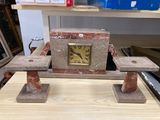une horloge posée sur une table