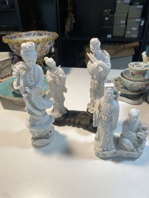un groupe de figurines posées sur une table dans une pièce