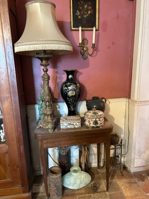 une petite table sur laquelle est posée une lampe, dans une pièce