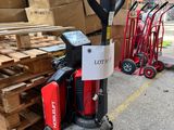 une photo montrant de nombreuses palettes et cartons dans un entrepôt
