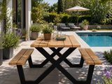 une table en bois avec deux bancs près d'une piscine