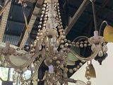 un lustre suspendu au plafond d'un immeuble