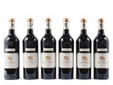 six bouteilles de vin sont alignées sur une surface blanche