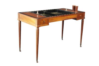 une table en bois sur laquelle est posé un échiquier