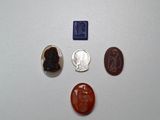 quatre types différents de scarrits et un cachet de cire sur une surface blanche