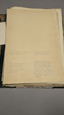 un livre ouvert posé sur une table, à côté d'une pile de papiers