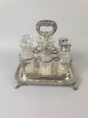une photo d'un plateau en argent sur lequel sont posés des bocaux en verre