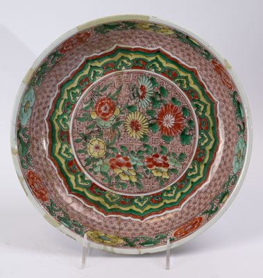 une image représentant une assiette colorée ornée de fleurs et de feuilles