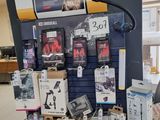 un présentoir de téléphones portables posé sur une table dans un magasin