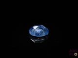 gros plan d'un diamant bleu sur une surface noire