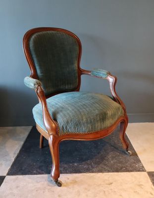 Fauteuil en bois naturel mouluré.