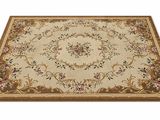 un tapis beige orné d'un motif floral