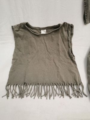 une photo d'une chemise ornée de franges