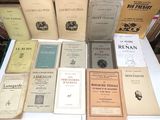 des livres posés sur une table sur laquelle se trouvent de nombreux livres
