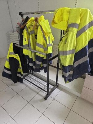 une étagère sur laquelle se trouvent plusieurs guêpes jaunes, dans une pièce