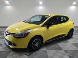 une voiture jaune garée dans un garage au sol en damier