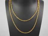 un collier à chaîne en or sur un présentoir à mannequin