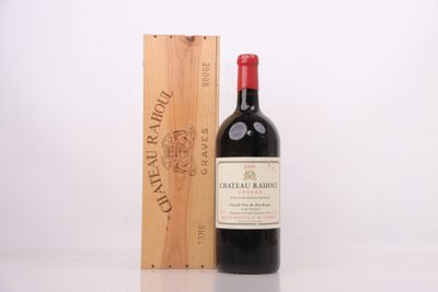 une bouteille de vin posée à côté d'une caisse en bois