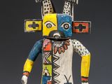 un gros plan sur une figurine représentant une personne portant un chapeau