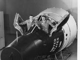 photographie en noir et blanc de deux hommes dans un avion dont la porte est ouverte