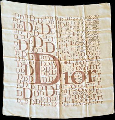 DIOR - Carré en soie à décor de lettres DIOR brunes sur fond…