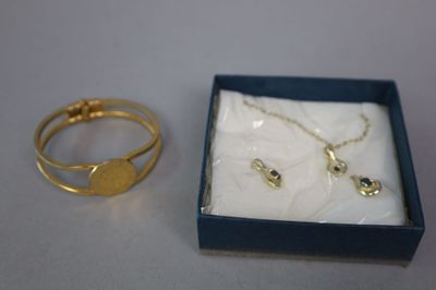 deux bagues et un collier dans une boîte bleue