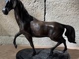 une statue de cheval posée sur une table