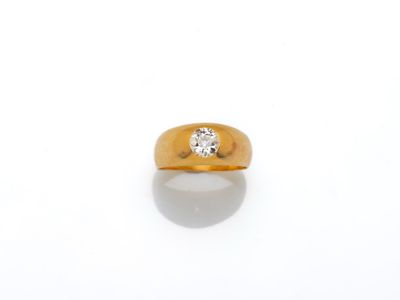 l'image d'une bague en or ornée d'un diamant