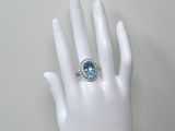 une image représentant la main d'une femme avec une bague au doigt