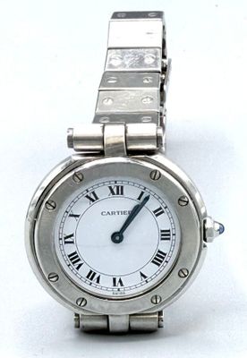 une image d'un gros plan d'une montre-bracelet avec des chiffres romains