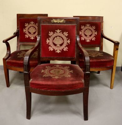 Lot comprenant trois fauteuils en acajou et placage d’acajou…