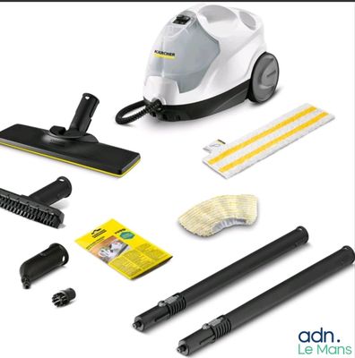 gros plan d'un aspirateur et de produits de nettoyage sur fond blanc