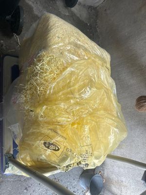 un sac de provisions posé par terre à côté d'une paire de chaussures