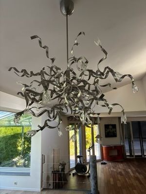 un grand lustre composé de banderoles en papier suspendues au plafond