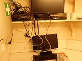 un bureau sur lequel se trouvent un ordinateur portable et un moniteur