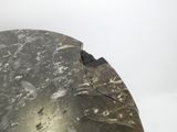 gros plan d'un objet métallique sur une surface blanche