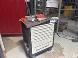 une machine posée sur un chariot dans le garage