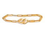 gros plan d'un bracelet en chaîne en or sur fond blanc