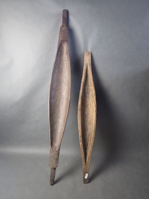 Deux récipients en forme de pirogue, l'un ancien, en bois lé…