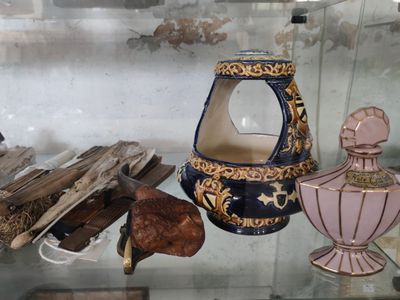 une vitrine en verre contenant divers objets
