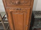 une vieille armoire en bois avec un plateau en marbre, posée sur un tapis